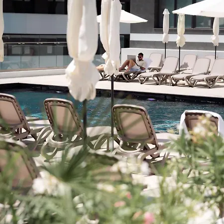 Minty In Odyssey Pools Parking Apartment